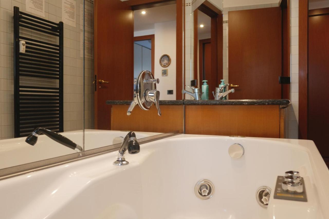 Emeraldway - Bellissimo Appartamento In Zona Sempione-Tre Torri Milan Bagian luar foto
